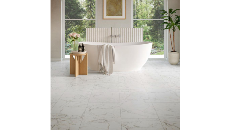 Auf dem Boden eines modernen Badezimmers befindet sich ein Mehrschichtboden Modular ONE Hydron in weißer Marmoroptik.